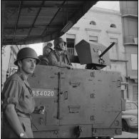 Oran. Suite d'une fusillade place Foch. Des soldats à bord d'un half-track.