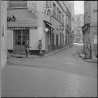 Oran. Suite d'une fusillade place Foch. Des soldats à leur poste rue de la révolution.
