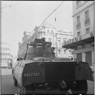 Oran. Suite d'une fusillade place Foch. Des automitrailleuses Light armored car M8 devant l'hôtel de ville.