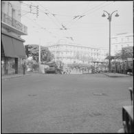 Oran. Suite d'une fusillade place Foch. Des soldats à bord de chars AMX-13.