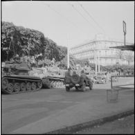 Oran. Suite d'une fusillade place Foch. Des soldats à bord de chars AMX-13.