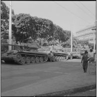 Oran. Suite d'une fusillade place Foch. Des soldats à bord de chars AMX-13.