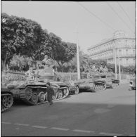Oran. Suite d'une fusillade place Foch. Des soldats à bord de chars AMX-13.