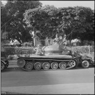 Oran. Suite d'une fusillade place Foch. Des soldats à bord de chars AMX-13.