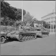 Oran. Suite d'une fusillade place Foch. Des soldats à bord de chars AMX-13.