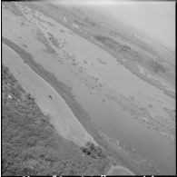 La Reghaïa. Pulvérisation de l'insecticide DDT (Dichloro-Diphenyl-Trichloroethane). Vue aérienne des marécages.