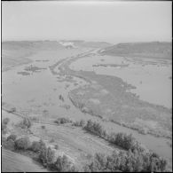 La Reghaïa. Pulvérisation de l'insecticide DDT (Dichloro-Diphenyl-Trichloroethane). Vue aérienne des marécages.