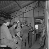 La Reghaïa. Pulvérisation de l'insecticide DDT (Dichloro-Diphenyl-Trichloroethane). Fin de l'opération, commentaires avec les pilotes.