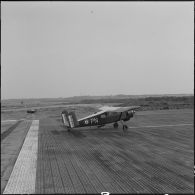La Reghaïa. Pulvérisation de l'insecticide DDT (Dichloro-Diphenyl-Trichloroethane). L'avion Max Holste MH-1521 Broussard sur la piste d'envol.