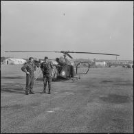 La Reghaïa. Pulvérisation de l'insecticide DDT (Dichloro-Diphenyl-Trichloroethane). Caméraman de l'Établissement cinématographique des armées (ECA) et pilote de l'hélicoptère alouette.