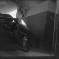 La Reghaïa. Pulvérisation de l'insecticide DDT (Dichloro-Diphenyl-Trichloroethane). Dispositif à l'intérieur de l'avion Max Holste MH-1521 Broussard.