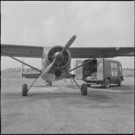 La Reghaïa. Pulvérisation de l'insecticide DDT (Dichloro-Diphenyl-Trichloroethane). Chargement de l'avion Max Holste MH-1521 Broussard.