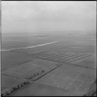 La Reghaïa. Pulvérisation de l'insecticide DDT (Dichloro-Diphenyl-Trichloroethane). Vue aérienne.