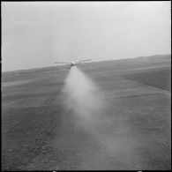 La Reghaïa. Pulvérisation de l'insecticide DDT (Dichloro-Diphenyl-Trichloroethane). Vue aérienne.