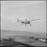 La Reghaïa. Pulvérisation de l'insecticide DDT (Dichloro-Diphenyl-Trichloroethane). Vue aérienne.