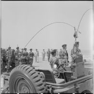 Sidi Ferruch. Défilé de parachutistes. Les autorités militaires passent les troupes en revue.
