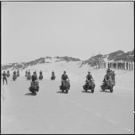 Sidi Ferruch. Défilé de parachutistes.