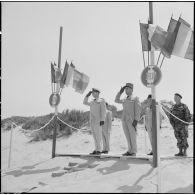 Sidi Ferruch. Défilé de parachutistes. Les autorités militaires saluent les parachutistes.