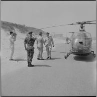 Sidi Ferruch. Défilé de parachutistes. Arrivée d'une autorité militaire en hélicoptère alouette.