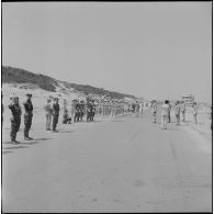 Sidi Ferruch. Défilé de parachutistes. Les autorités militaires pendant la cérémonie.