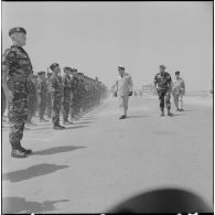 Sidi Ferruch. Défilé de parachutistes. Les autorités militaires passent les troupes en revue.