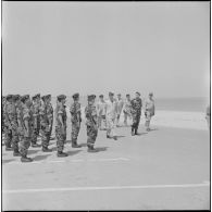 Sidi Ferruch. Défilé de parachutistes. Les autorités militaires passent les troupes en revue.