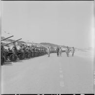 Sidi Ferruch. Défilé de parachutistes. Les autorités militaires passent les troupes en revue.