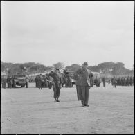 Algérie. Cérémonie militaire. Les autorités militaires saluent pendant la cérémonie.