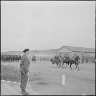 Algérie. Cérémonie militaire. Défilé devant les autorités militaires.