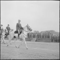 Algérie. Cérémonie militaire. Défilé devant les autorités militaires.