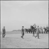 Algérie. Cérémonie militaire. Les autorités militaires passent les troupes en revue.