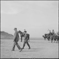 Algérie. Cérémonie militaire. Les autorités militaires passent les troupes en revue.