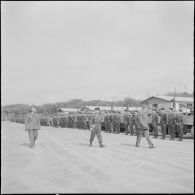 Algérie. Cérémonie militaire. Les autorités militaires passent les troupes en revue.