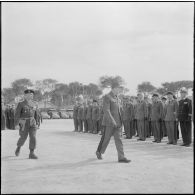 Algérie. Cérémonie militaire. Les autorités militaires passent les troupes en revue.