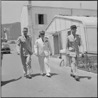 Oran. Des autorités militaires lors de la visite de Pierre Messmer et Louis Joxe.