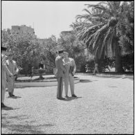 Oran. Des autorités militaires lors de la visite de Pierre Messmer et Louis Joxe.