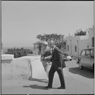 Oran. Une autorité militaire et une autorité civile lors de la visite de Pierre Messmer et Louis Joxe.