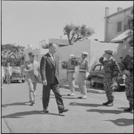 Oran. Pierre Messmer passe les troupes en revue.