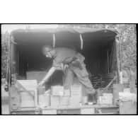 Oran. Perquisition de la cargaison d'un camion. [Algérie].