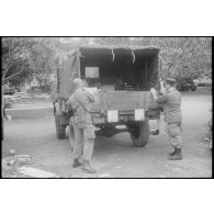 Oran. Perquisition de la cargaison d'un camion. [Algérie].