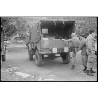 Oran. Perquisition de la cargaison d'un camion. [Algérie].