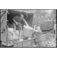 Oran. Perquisition de la cargaison d'un camion. [Algérie].