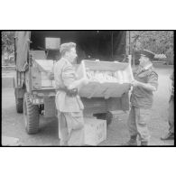 Oran. Perquisition de la cargaison d'un camion. [Algérie].