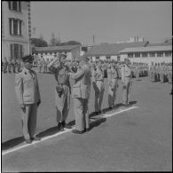 Hussein Dey. Remise de décoration par le général Leroux à un militaire du 1er Génie.