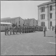 Hussein Dey. Cérémonie pour la remise de décorations au 1er Génie. Le général Leroux salue les troupes.