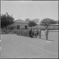 Hussein Dey. Cérémonie pour la remise de décorations au 1er Génie. Le général Leroux et les autorités militaires assistent au défilé.