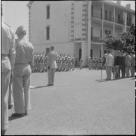 Hussein Dey. Cérémonie pour la remise de décorations au 1er Génie. Le général Leroux et les autorités militaires assistent au défilé.