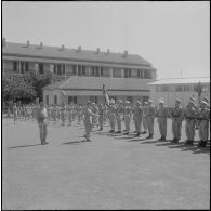 Hussein Dey. Cérémonie pour la remise de décorations au 1er Génie. Le général Leroux passe les troupes en revue.