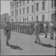 Hussein Dey. Cérémonie pour la remise de décorations au 1er Génie. Le général Leroux passe les troupes en revue.