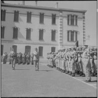 Hussein Dey. Cérémonie pour la remise de décorations au 1er Génie. Le général Leroux passe les troupes en revue.
